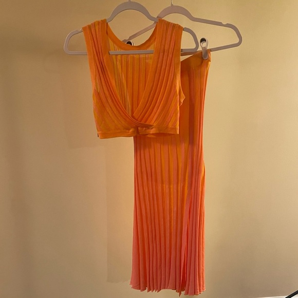 House of Harlow Orange Pleated Two Piece Skirt Set - Picture 1 of 7